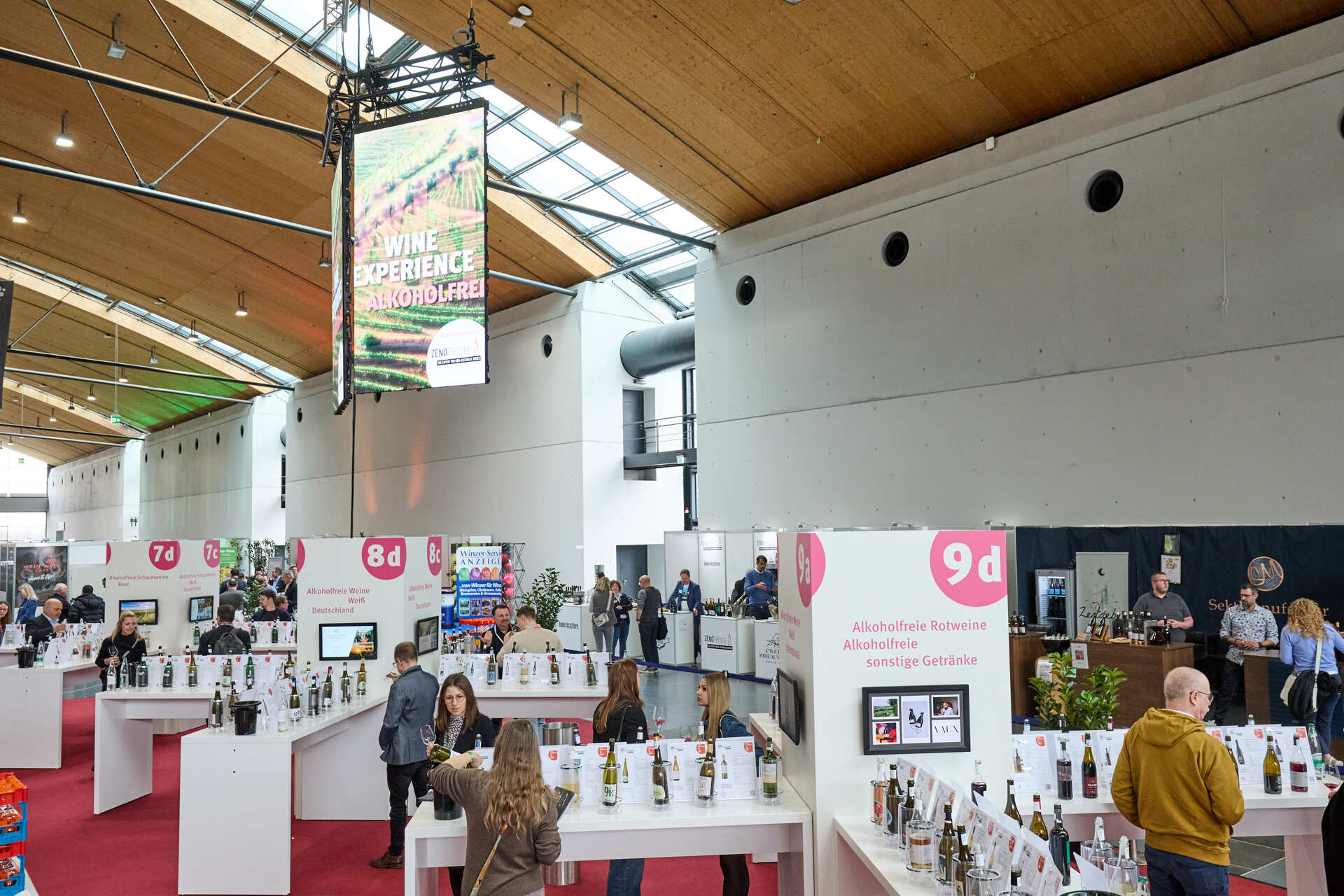 Wine Experience - Alkoholfrei Ein Beispiel der Wine Experience - Alkoholfrei. Weine werden in der Verkostungszone aussgestellt.